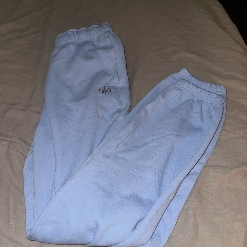 ALO Yoga Sweatpant in Winter Frost - Picture 4 of 6